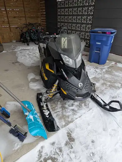 2009 summit 800. 146" track 3200miles. Electric start/reverse. Good plastics. 2008 summit 800 154" t...