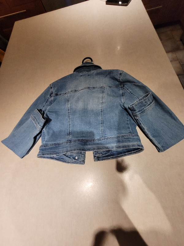 Veste/jacket jeans small dans Femmes - Hauts et vêtements d'extérieur  à Ouest de l’Île - Image 2
