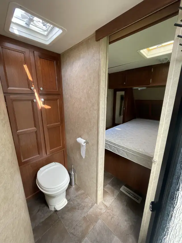 Coleman 260RL 30' Travel Trailer with pristine interior in Travel Trailers & Campers in Revelstoke - Image 8