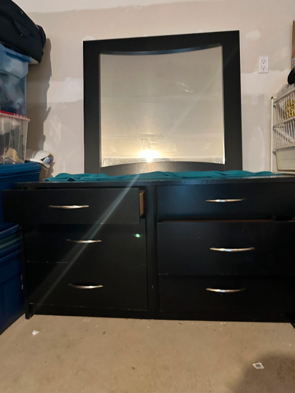 Dresser - Excellent Condition - Solid Wood in Dressers & Wardrobes in Oakville / Halton Region