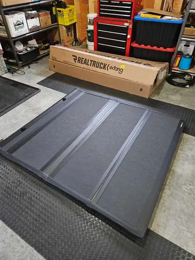 TONNEAU COVER FOR GMC/CANYON, Chevy/ Colorado 2015 to 2026 trucks, 5 feet 2 box new..