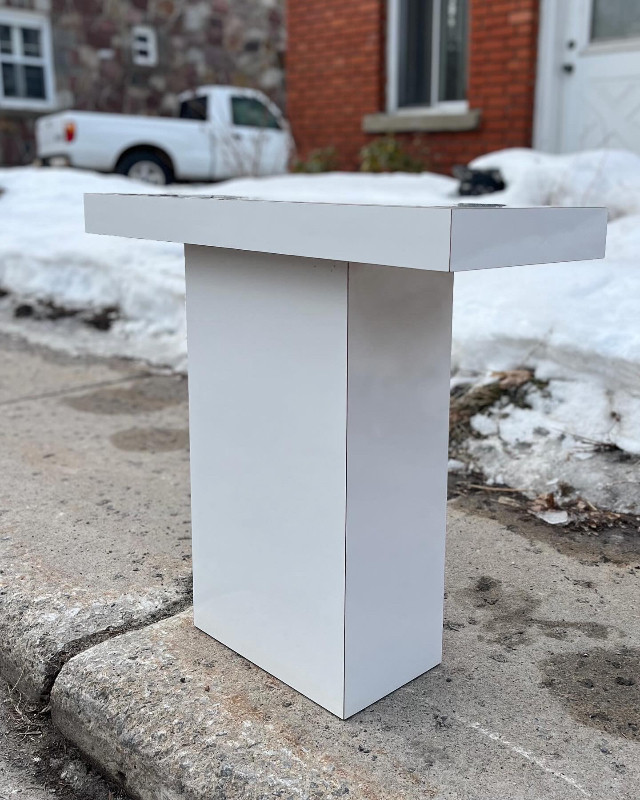 Postmodern minimalist T shaped laminate console table dans Autres tables  à Ville de Montréal
