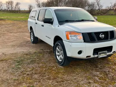 2014 TITAN V8 automatic with 4X4 crew cab power windows and power rear sliding window. Contractors c...