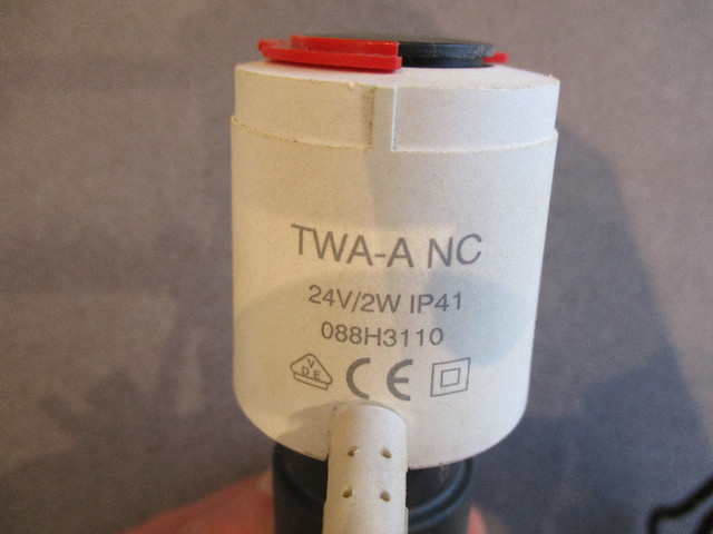 Danfoss TWA-A NC 088H3110 24 Volt Actuator + 013G8042 Valve. in Heating, Cooling & Air in Calgary - Image 2