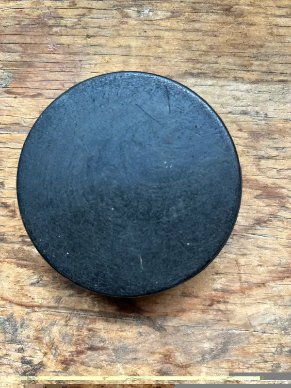 Vintage MONTREAL CANADIENS game used hockey puck ! in Arts & Collectibles in City of Toronto - Image 7