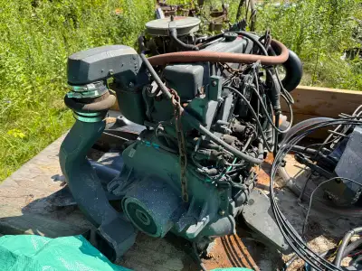 1986 Chev 2.5L 4 cylinder OMC inboard boat engine and cobra outdrive (out drive has been rebuilt). N...