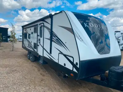 Beautiful rear living kodiak! Very well built and everything works. Camper comes with everything a p...