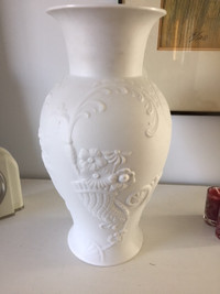 VINTAGE KAISER WHITE BISQUE PORCELAIN FLOWER VASE