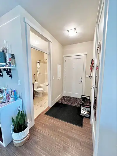 982 McKenzie Ave - Unfurnished 2 beds 2 baths top floor condo with in-unit laundry, 1 underground pa...