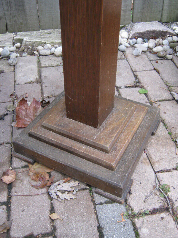 Oak pedestal plant stand in Home Décor & Accents in St. Catharines - Image 3