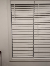 8 white horizonal blinds