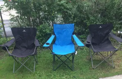 See photos 15 or more folding lawn chairs. Work perfect In great condition The two chairs on the rig...