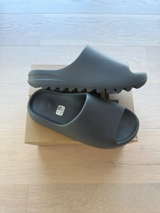 Adidas Yeezy Slide "Slate Grey" - size 10 in Men's Shoes in City of Montréal - Image 2