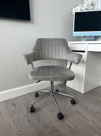 Grey office desk chair (adjustable)