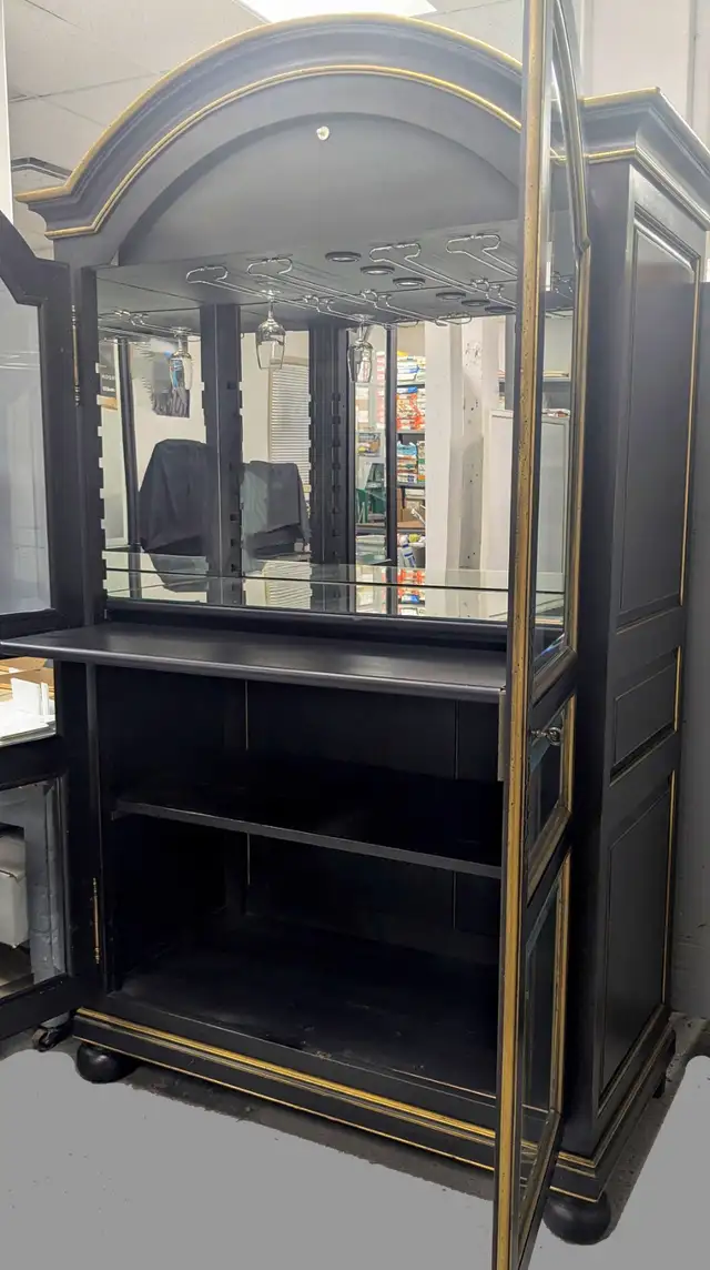Armoire Vaisselier / Bar in Hutches & Display Cabinets in City of Montréal - Image 5