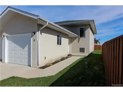 Beautiful 2 Story House in Steinbach (near Barkman Park) for Ren
