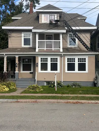 This bachelor unit is located in the north end of Sydney at 41 Charlotte Street. The entrance to thi...