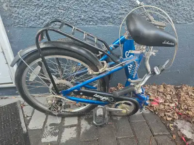 The Schwinn Hinge folding bike is designed to fit a wide range of riders; Ditch headache-inducing tr...