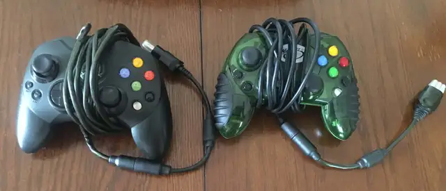 Xbox Original Classic avec accessoires - 2 manettes + DVD Remote in Older Generation in City of Montréal - Image 5