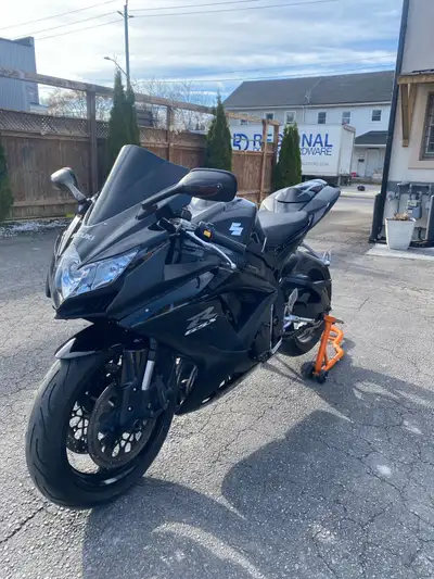 Selling my GSXR 750 with only 19,200km. Recently bought a brand new gsxr 600 and no longer need two...