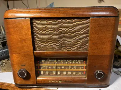 GE model KL-41B, made in Canada, 1941 / 1942. 4 tubes: 1A7, 1N5, 1H5, 1C5 Receives AM broadcast and...