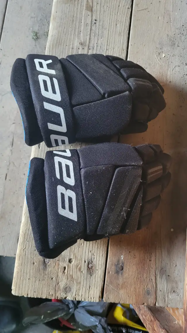 Bauer hockey gloves in Hockey in Ottawa - Image 3