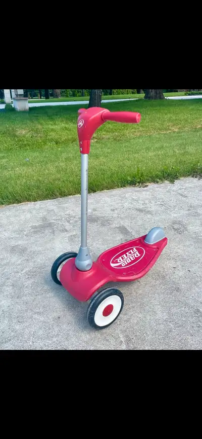 Kid sized Radio Flyer Scooter. Like New condition. Only used in basement.