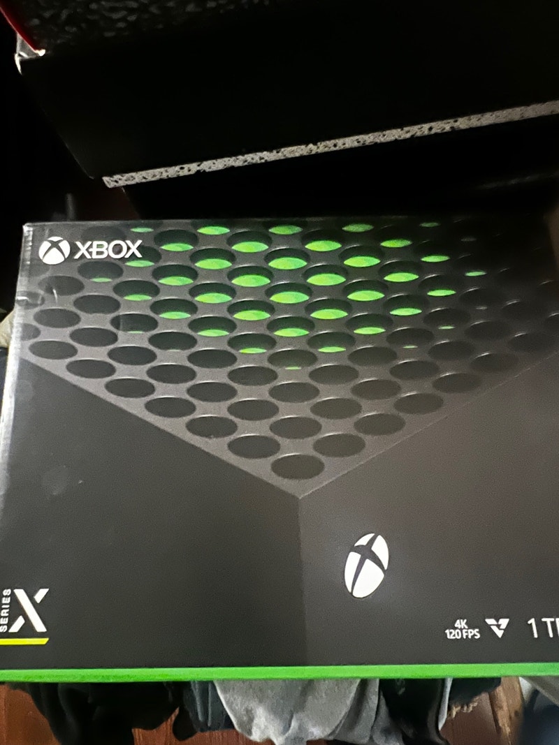 Xbox Series X 2 Contollers & 2 games Xbox Series X & S City of