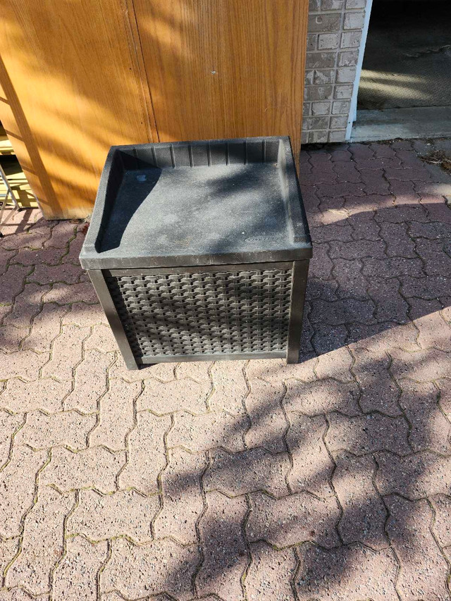 Suncast storage bin in Outdoor Tools & Storage in Red Deer