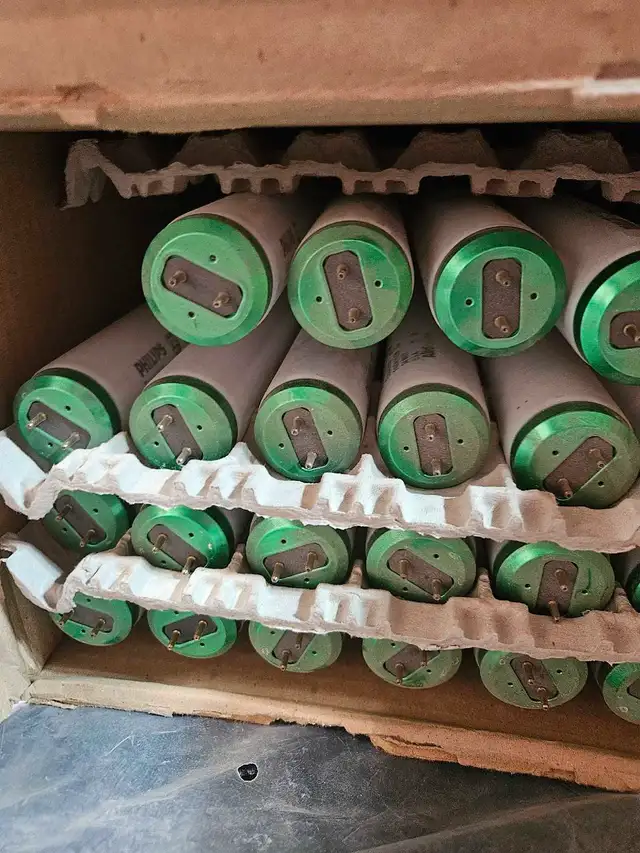 Phillips Alto Fluorescent Bulbs in Electrical in Calgary - Image 4