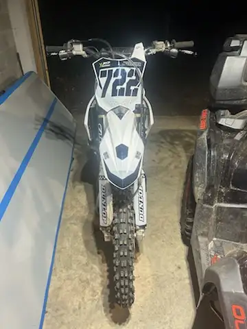 Under 20hrs. UFO White plastics but comes with original green. Fmf exhaust. Guts racing seat. Asv le...