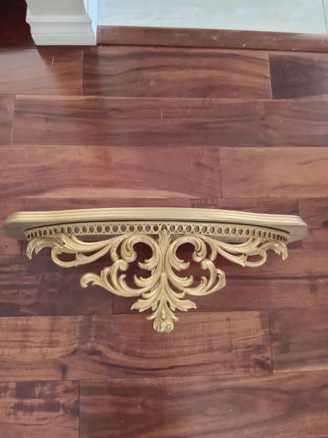 Vintage Ornate Oval Gold Gilt Framed Mirror w Shelf Sconce in Home Décor & Accents in Calgary - Image 4
