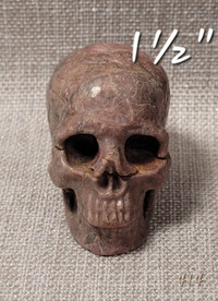 Crâne Skullis 1½" de rhodonite rose naturelle. Mini skull.