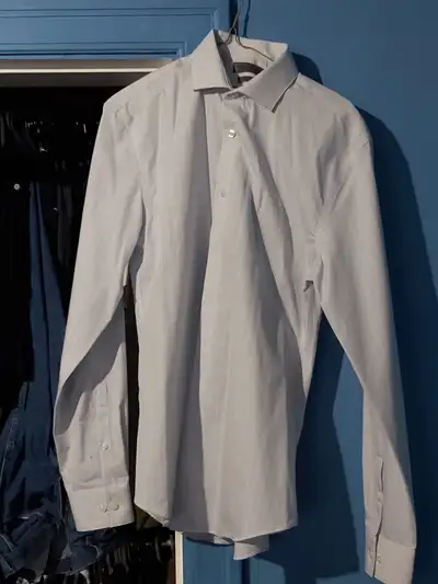 I am selling a new Men's Long Sleeved Dress Shirt. This shirt is a Slim Fit model from Calvin Klein....