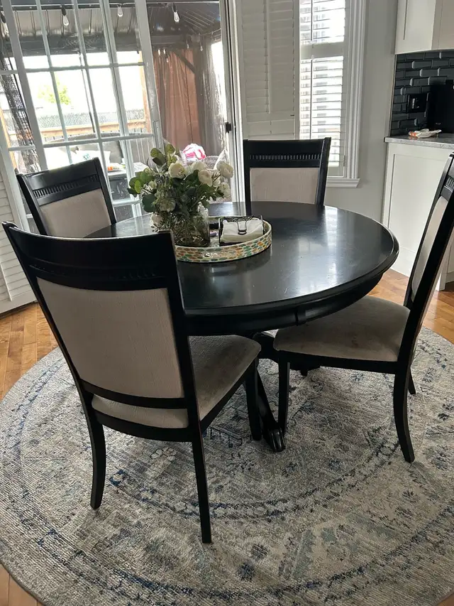 Round Table and 4 Chairs in Dining Tables & Sets in Laval / North Shore - Image 2