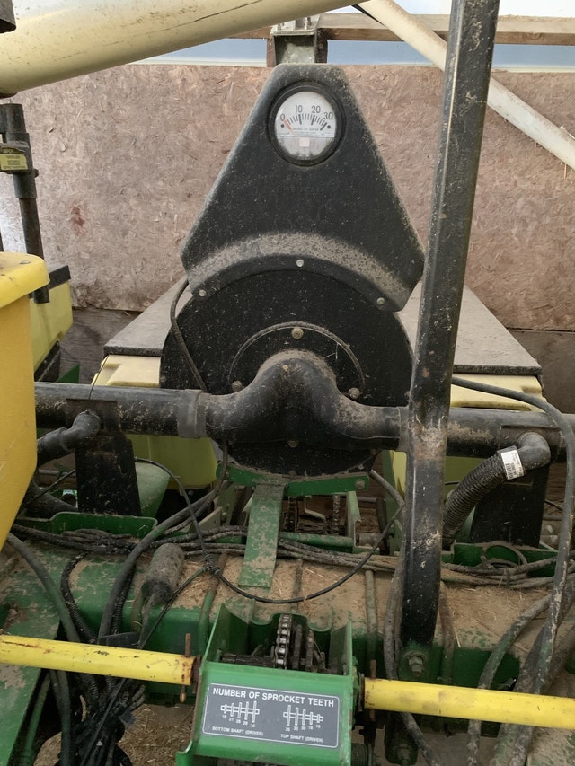 John Deere 8 row 1750 MaxEmerge XP Corn Planter Farming Equipment