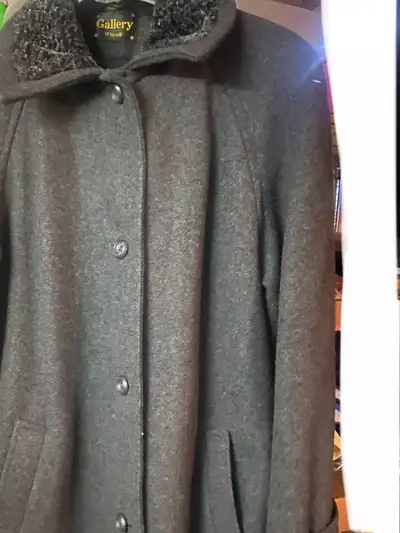 WOMENS COAT Like new!! "Gallery by Fen-Nelli" MADE IN CANADA! *CHAT HERE IF INTERESTED. **CASH & PIC...