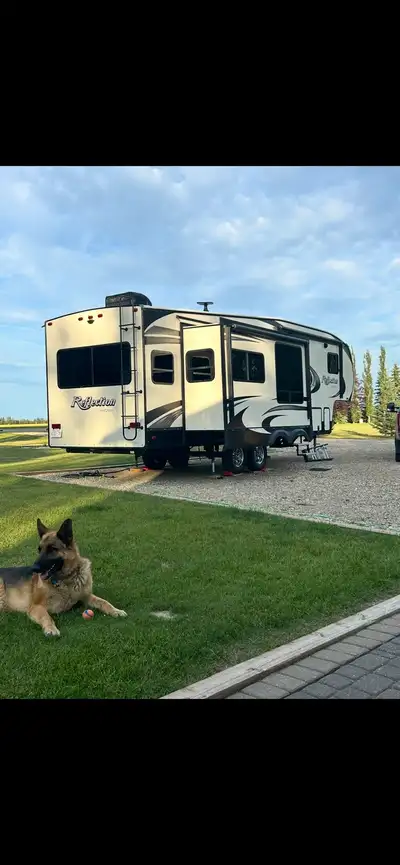 2018 303RLS Grand Design Reflection fifth wheel with popular layout. Theatre style recliners, pullou...