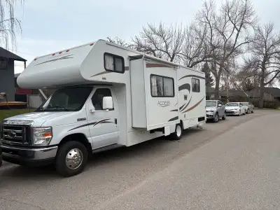 2008 Winnebago access 30 feet kept in excellent condition !! Ford e450 6.8 v10 runs smooth 105000 mi...