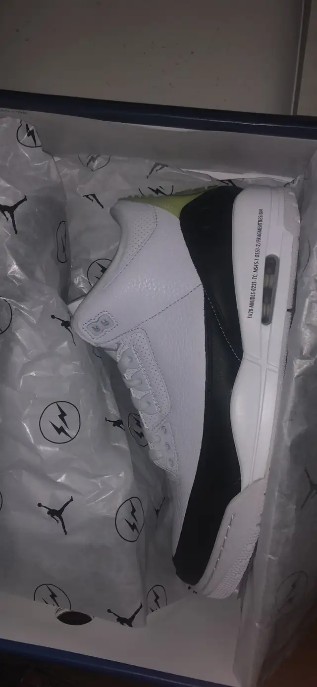 Jordan 3 fragment size 10.5 DS AUTHENTIC  in Men's Shoes in City of Toronto - Image 3