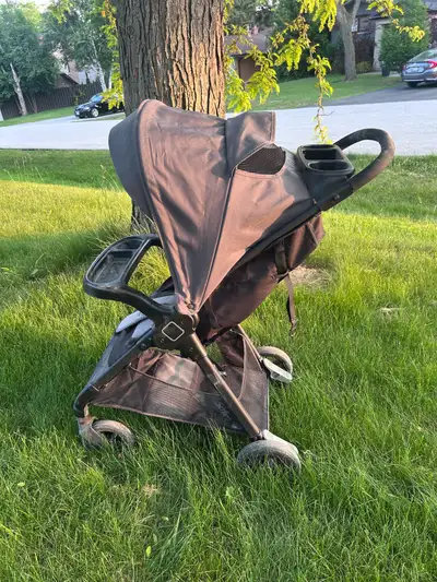 This is a used Safety 1st stroller, perfect for getting around with your little one. It's in good co...