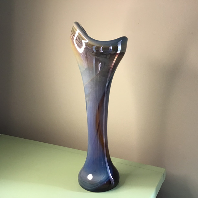 Phoenician Hebron swirl glaze hand-blown glass iridescent vase in Arts & Collectibles in Hamilton - Image 3