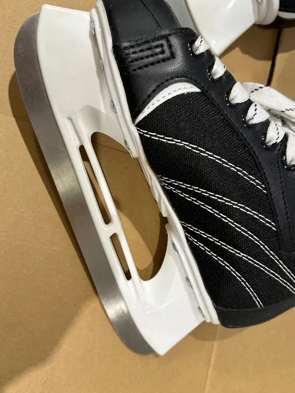 Hespeler - Hockey Skates for Junior / Youth - Size US J4 in Skates & Blades in Markham / York Region - Image 3