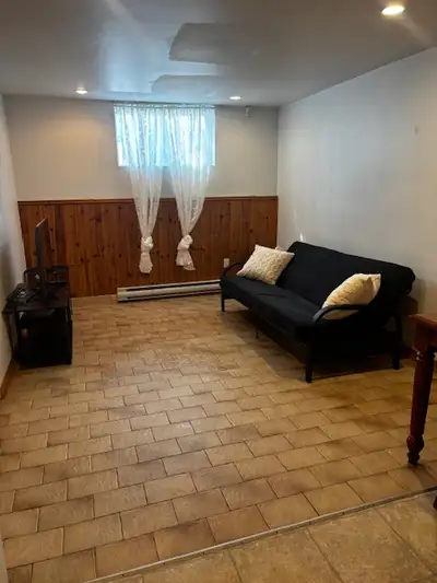 Très grand 3 1/2 au demi sous-sol à louer à Ahuntsic