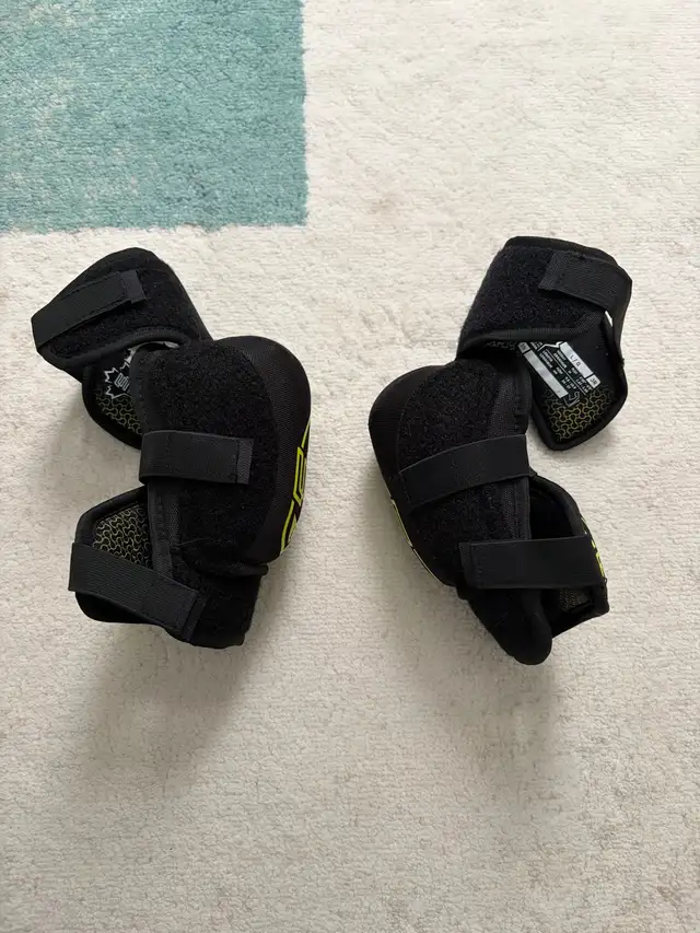 Like NEW***Sherwood Rekker junior hockey elbow pads size large in Hockey in Oakville / Halton Region - Image 3