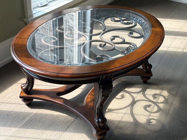 Oval Glass Top Coffee Table in Coffee Tables in Markham / York Region - Image 3