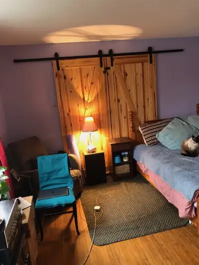 Large room for rent. Suitable for student or employed. North end of Lindsay. $800.00 / month. Intern...