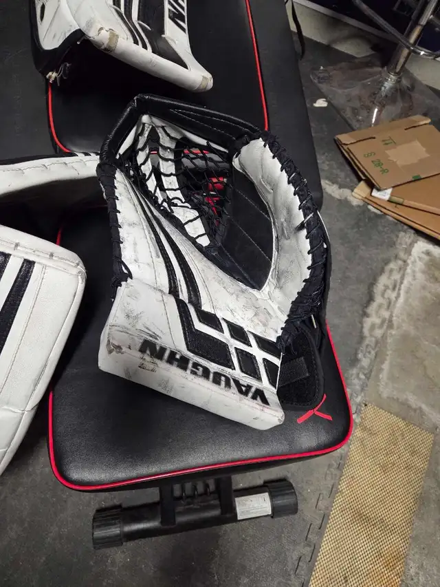 Vaughn Ve8 30+2 INT Goalie set in Hockey in Ottawa - Image 10