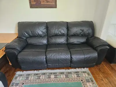Ce sofa inclinable électrique en cuir noir est parfait pour se détendre dans votre salon. il offre u...