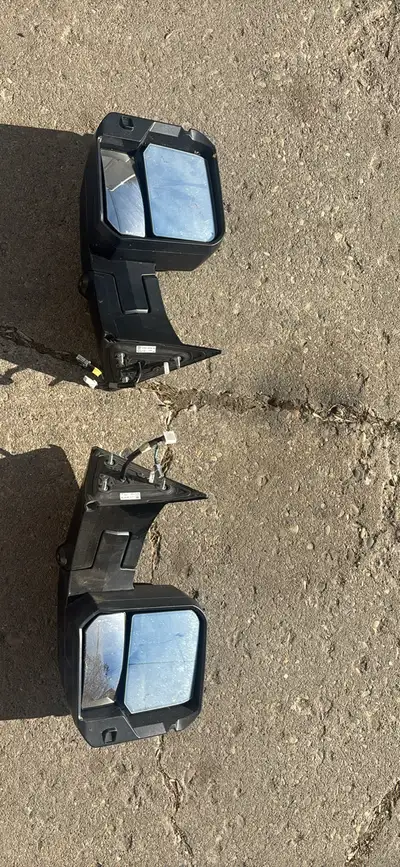 Left and right factory power folding Towing mirrors for 2022 -2026 Tundra and Sequoia . $400 each (...